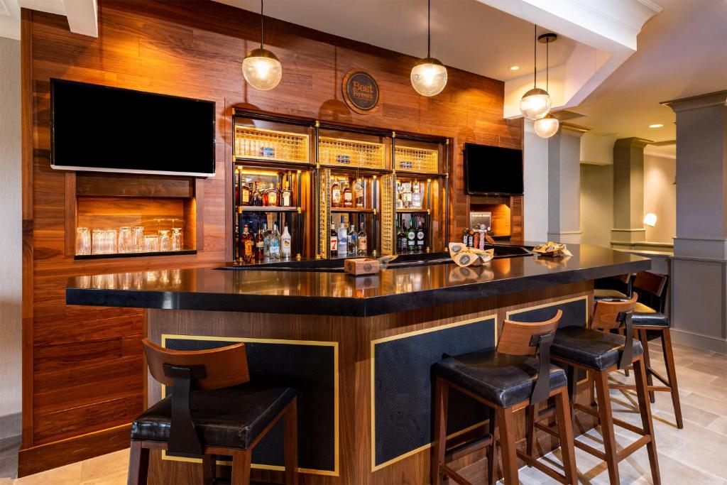 费尔维尤海茨福朋喜来登圣路易斯费尔维尤海茨酒店的餐厅里的酒吧,四周有凳子