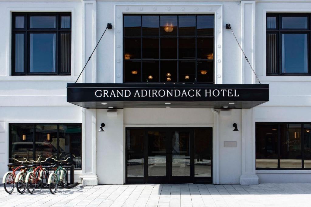 普莱西德湖Grand Adirondack Hotel, Lake Placid, a Tribute Portfolio Hotel的停在大楼前的一群自行车