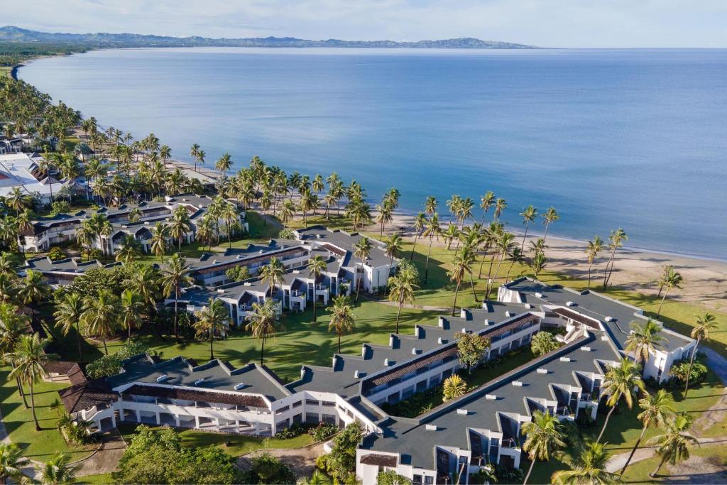 丹娜努Sheraton Fiji Golf & Beach Resort的享有度假村和海洋的空中景致