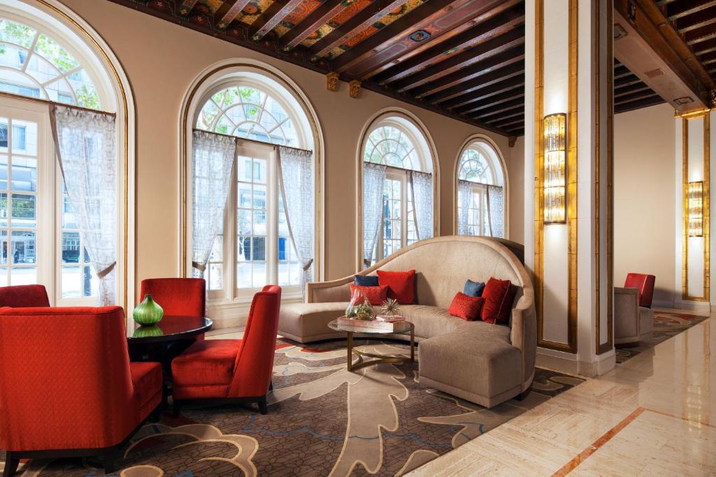 圣何塞威斯汀圣何塞酒店的带沙发、椅子和窗户的客厅