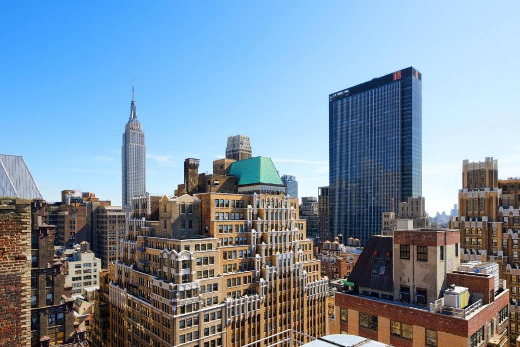纽约时代广场西万怡酒店的享有城市天际线和高楼的景色