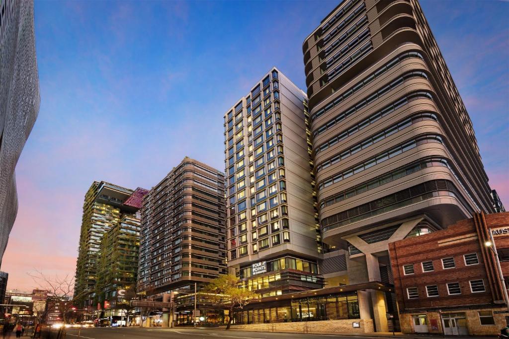 悉尼悉尼中央公园福朋喜来登酒店的两座高楼,位于一个街道上
