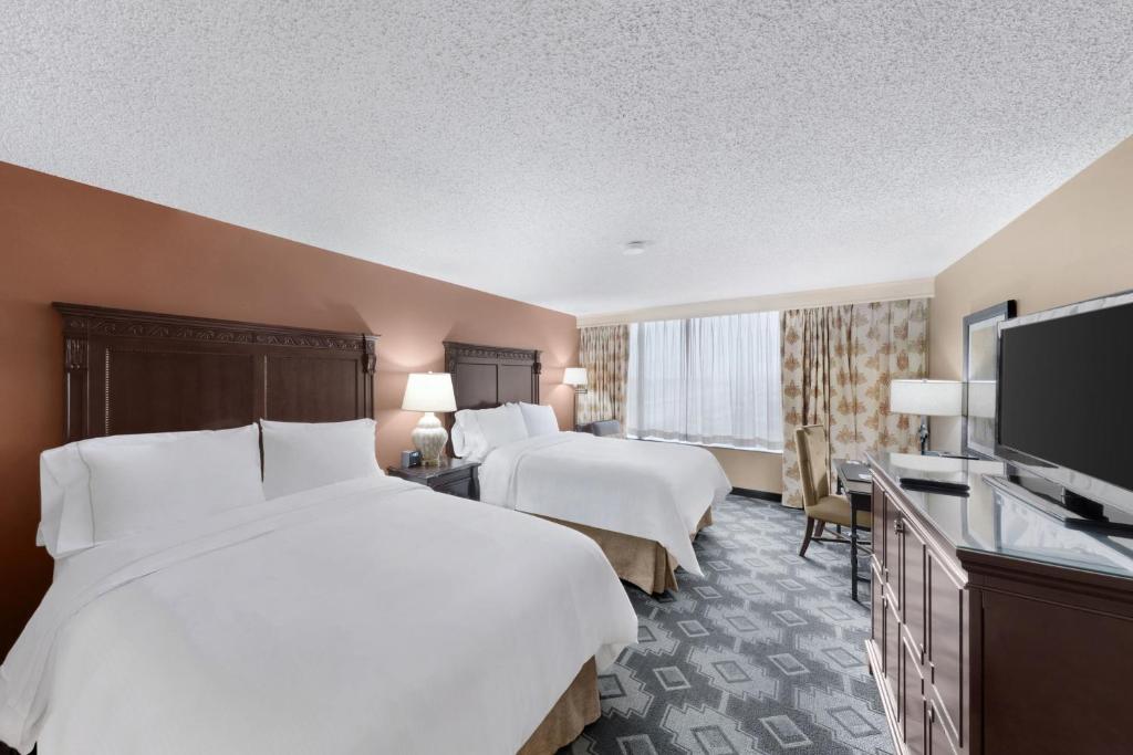 圣安东尼奥The Westin San Antonio North的酒店客房设有两张床和一台平面电视。