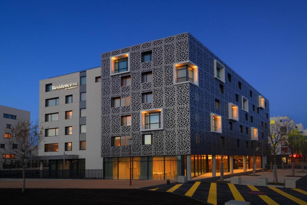布拉尼亚克Residence Inn by Marriott Toulouse-Blagnac的黑白外墙的建筑