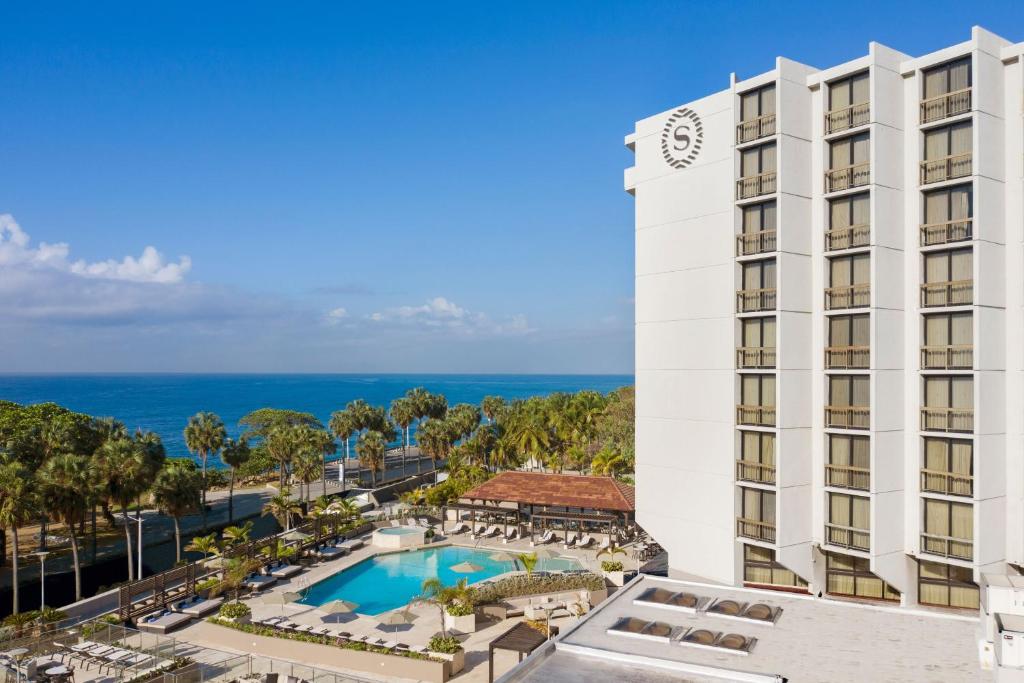 圣多明各圣多明哥玫莉亚酒店的享有酒店空中景致,设有游泳池和海洋