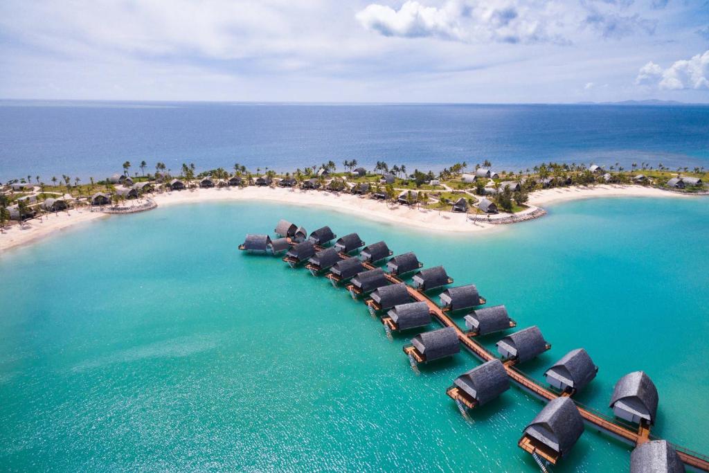 Momi斐济莫米湾万豪度假酒店的海洋中一个度假岛的空中景致