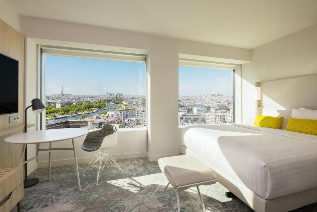 巴黎巴黎里昂火车站万豪酒店&度假村的一间卧室设有一张床和一个大窗户