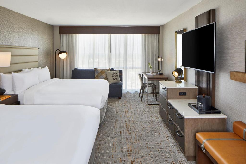 莫比尔摩拜尔河景广场万丽酒店的酒店客房设有一张大床和一台电视。