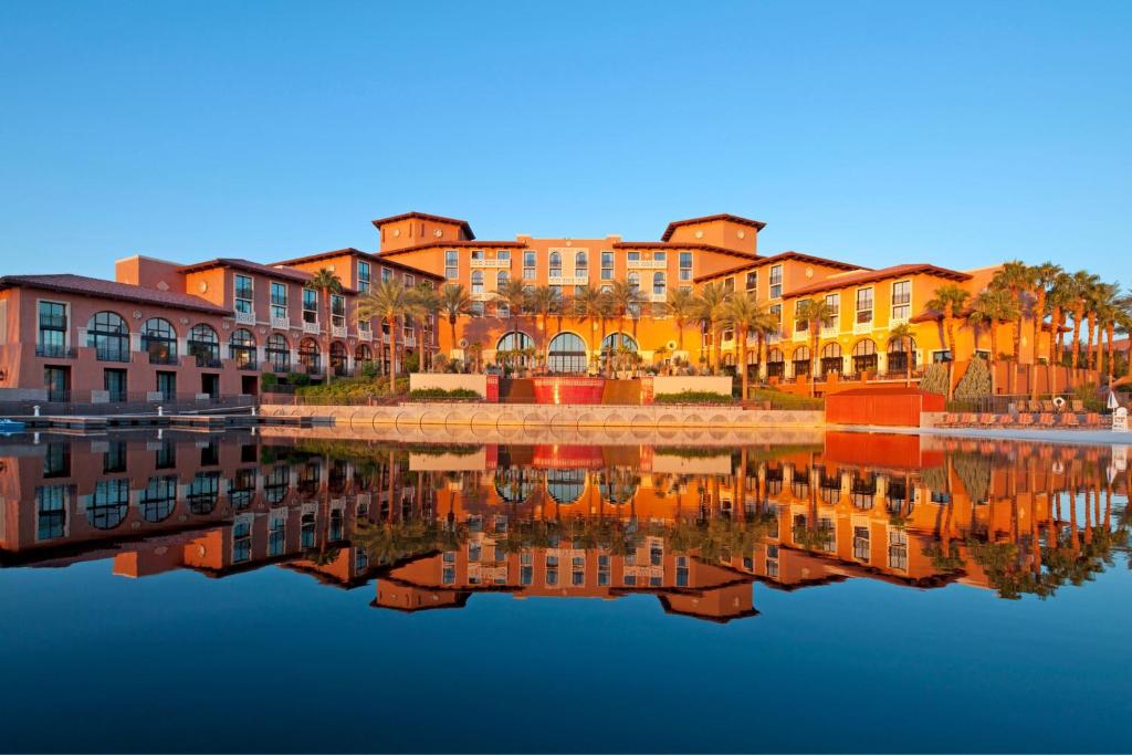拉斯维加斯拉斯维加斯湖威斯汀Spa度假酒店的一群靠近水体的建筑物