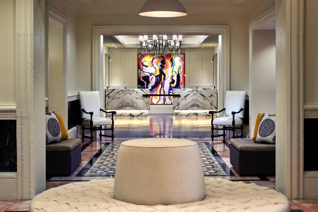 迈阿密Hotel Colonnade Coral Gables, Autograph Collection的大厅,房间中间设有桌子