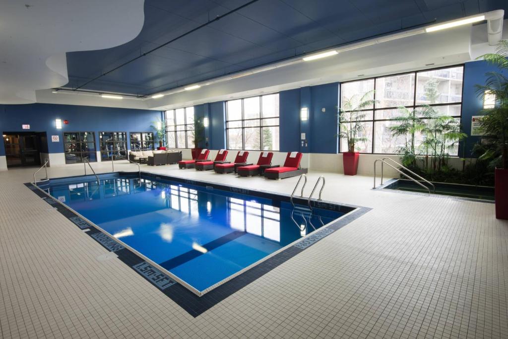 温尼伯南温尼伯喜来登福朋酒店的一座大楼中央的游泳池