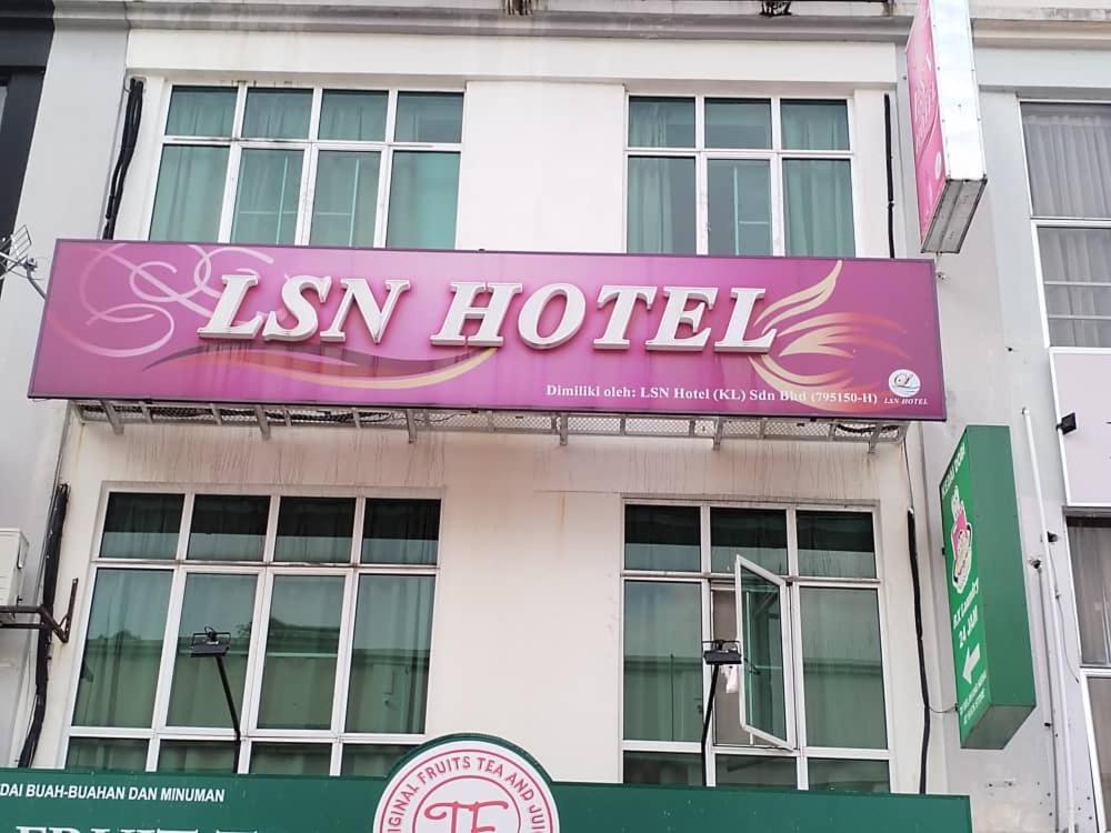 吉隆坡LSN Hotel (KL) Sdn Bhd的大楼一侧的粉红色酒店标志