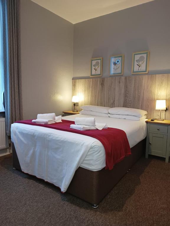 牛津西门酒店 的一间卧室配有一张带红色毯子的大床