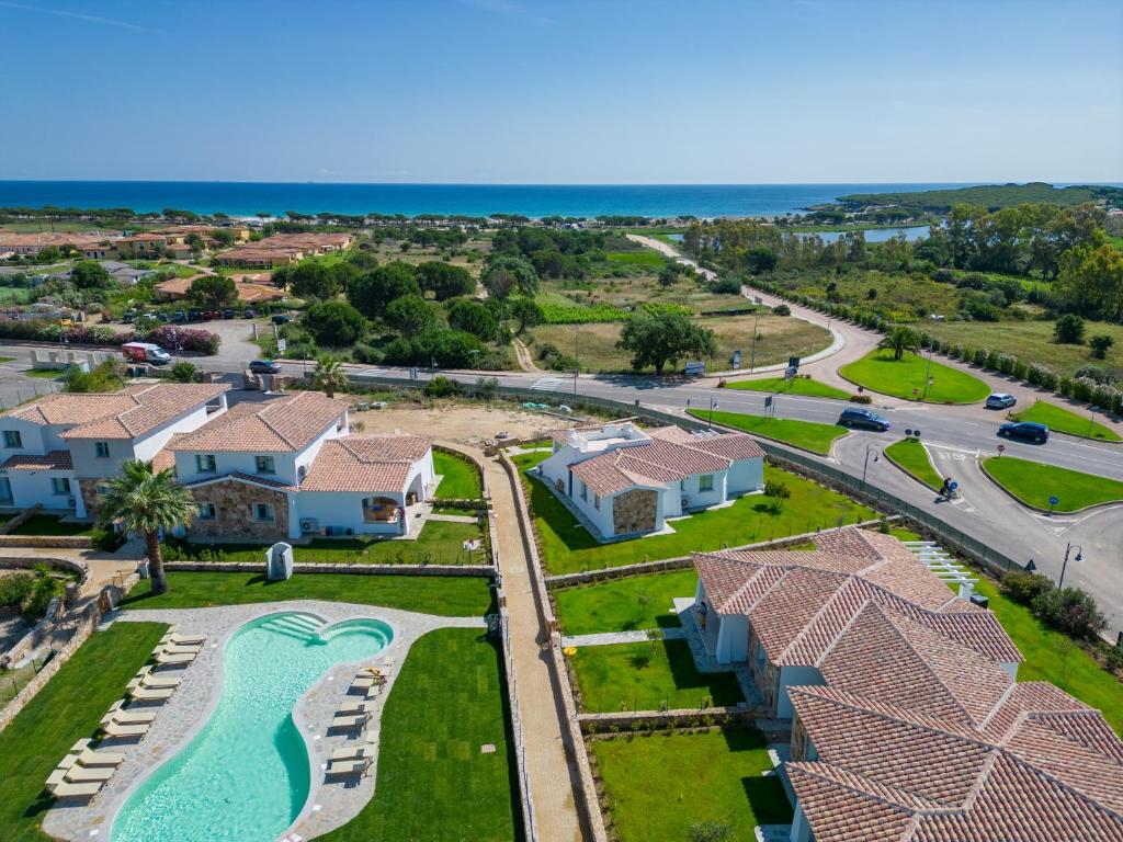布多尼ENAJA - Luxury Retreat的享有带游泳池和度假村的别墅的空中景致