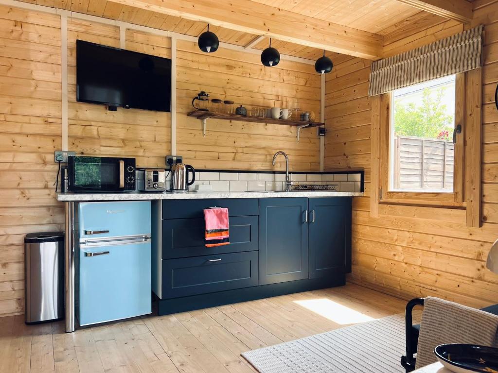 比迪福德Log Cabin的厨房配有水槽和台面