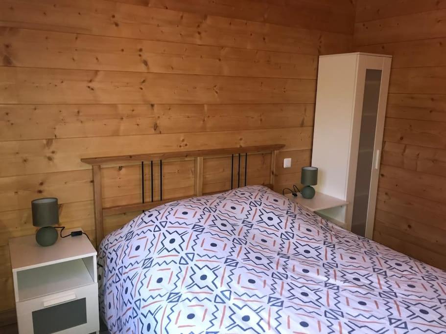 AlièzeForest Jura Lodge - Chalet de la Vache的小木屋内一间卧室,配有一张床