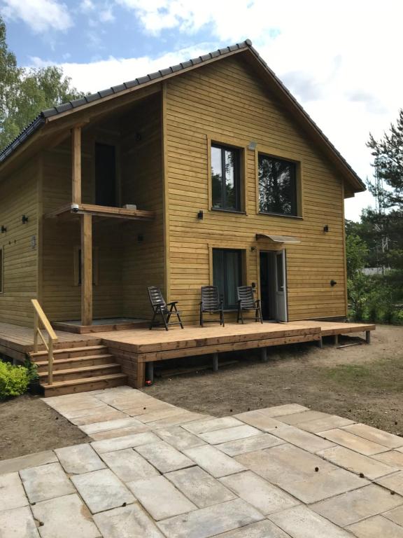拉脱维亚Viesu nams Baņuta1的房屋前方设有大型木制甲板