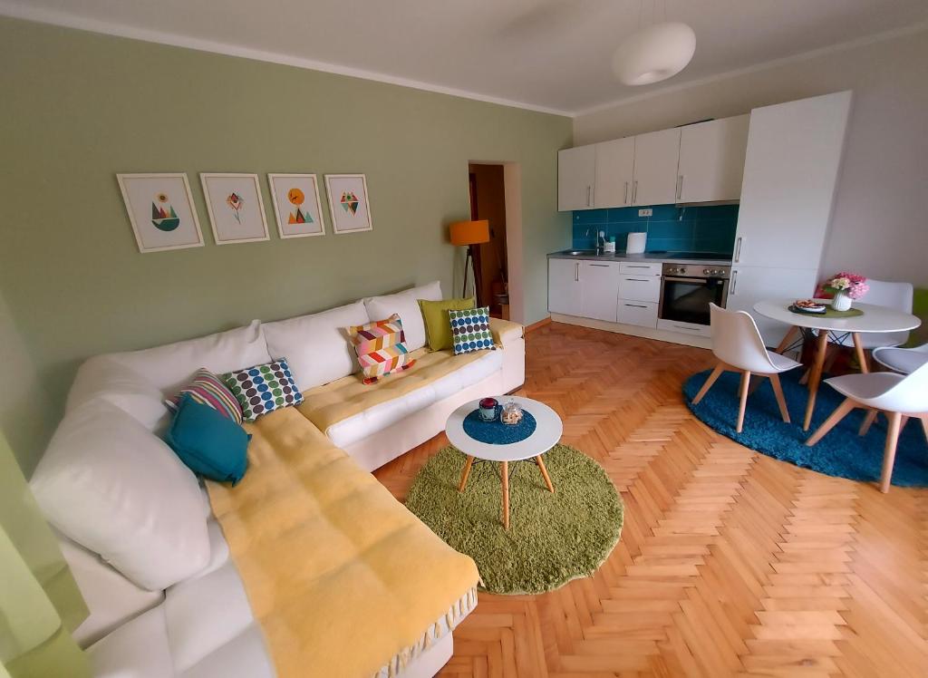 蒂瓦特伊娃公寓的客厅配有白色的沙发和桌子