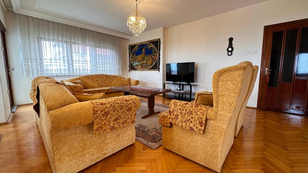 特拉布宗Large Duplex Penthouse - 5 Rooms - 2 Bathrooms - SeaView - Hagia Sophia的客厅配有两把椅子和一张桌子