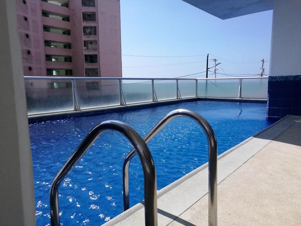 阿塔卡梅斯Apartment in Atacames的大楼阳台上的游泳池