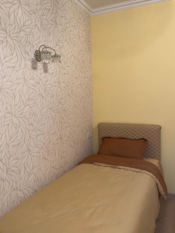 GarniRoman's guest house in Garni的一间卧室配有一张带墙壁的床