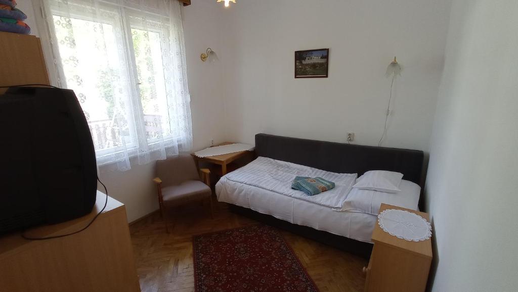 阿布劳哈姆海吉Vízközeli 2-5 fős nyaraló Ábrahámhegy的一间小卧室,配有床和窗户