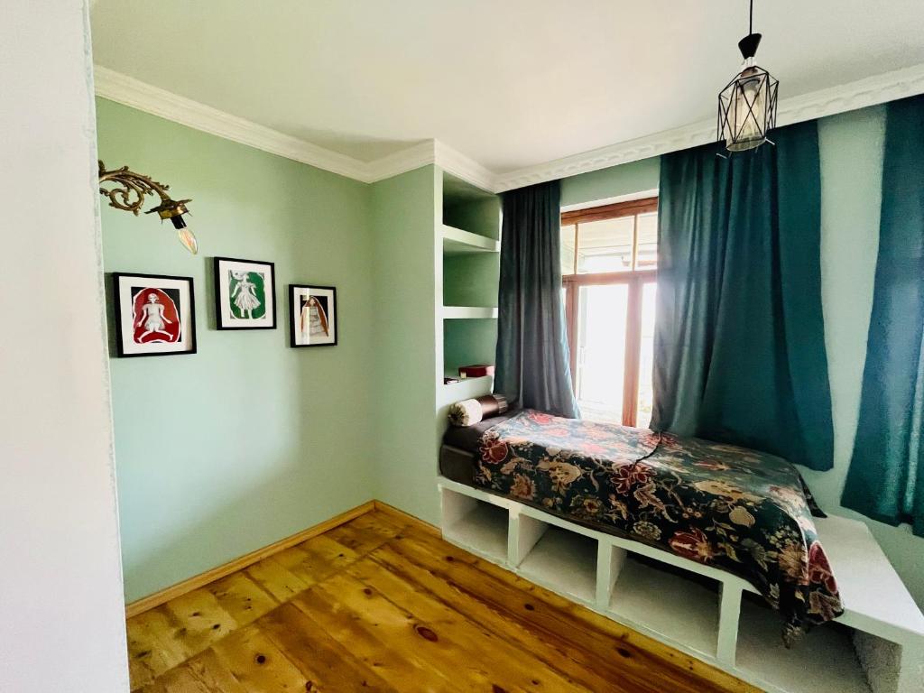 西格纳吉Mishas Haus的一间卧室设有一张床和一个窗口