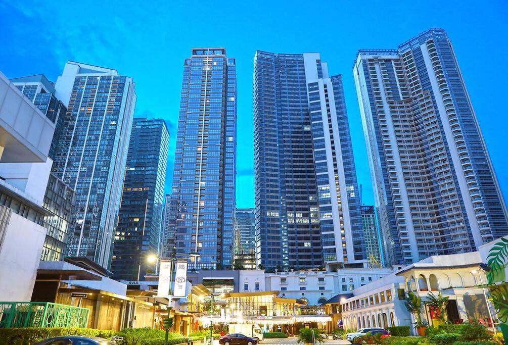 马尼拉BGC Uptown 1 BR Condo的城市中一群高大的建筑