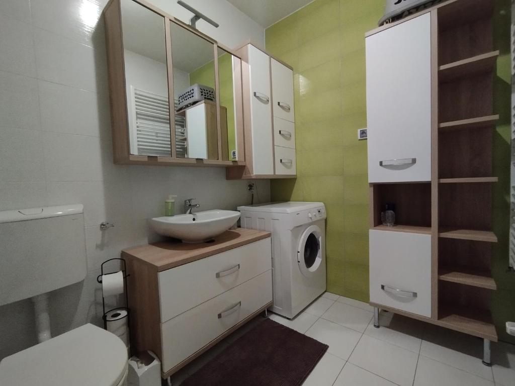 乌马格Apartment Bencic的一间带水槽和洗衣机的浴室