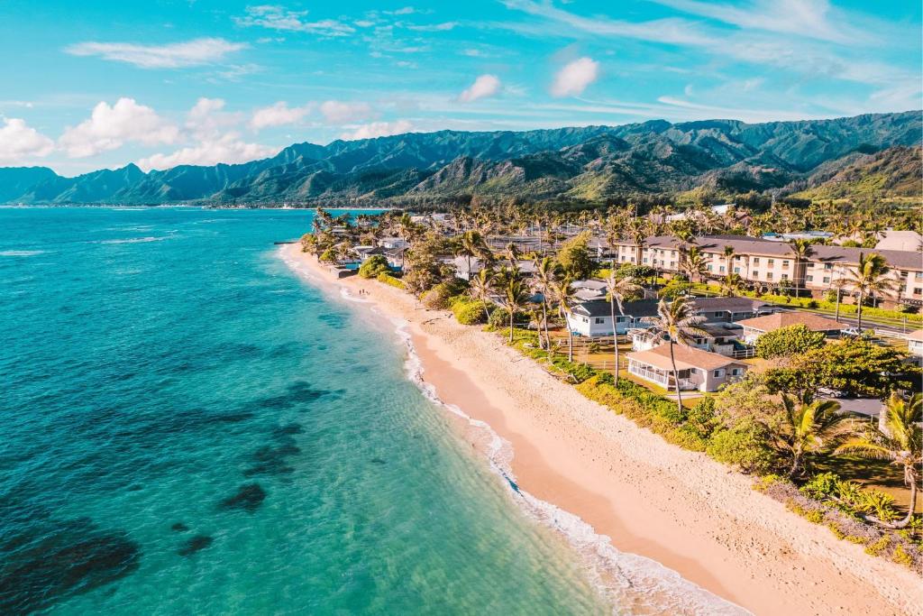 拉耶瓦胡岛北岸万怡酒店的享有棕榈树和房屋海滩的空中景致