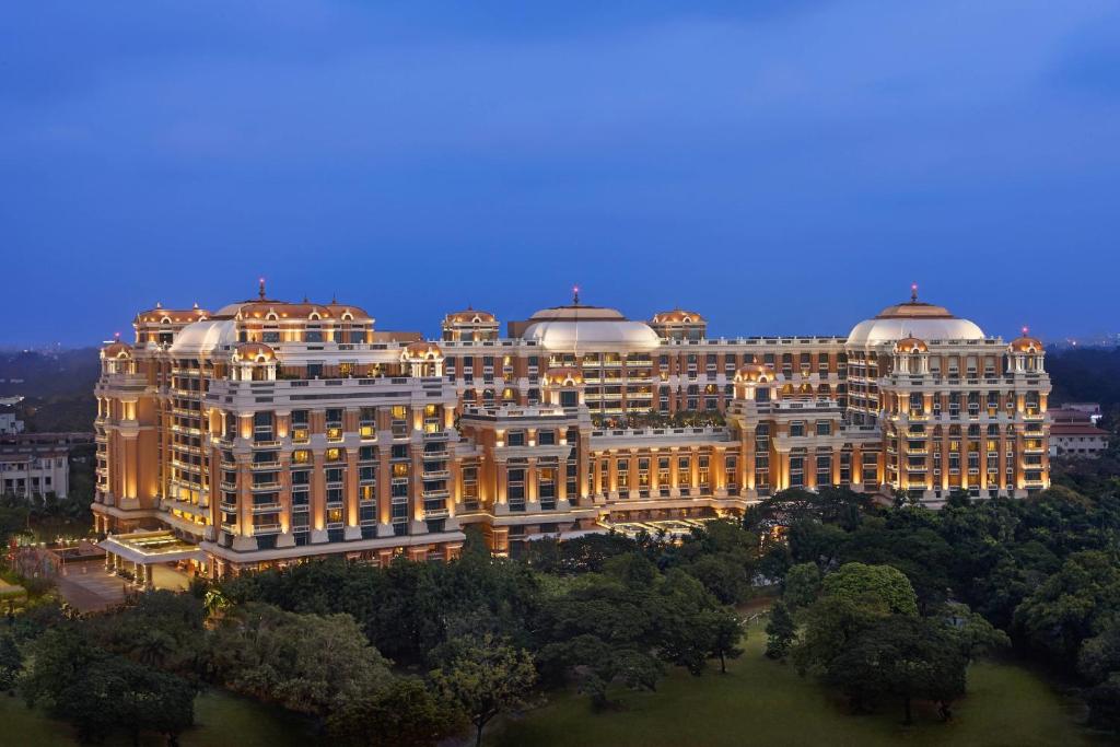 钦奈ITC Grand Chola, a Luxury Collection Hotel, Chennai的一座大建筑在晚上点燃