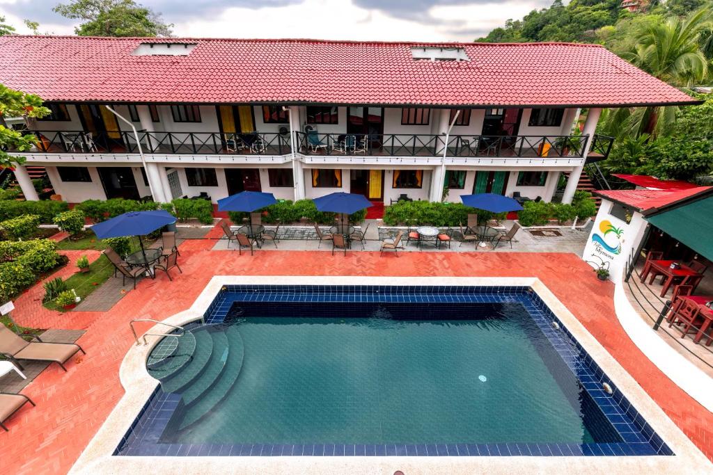 曼努埃尔安东尼奥Condiminium Villas Mymosa的享有酒店空中美景,设有游泳池