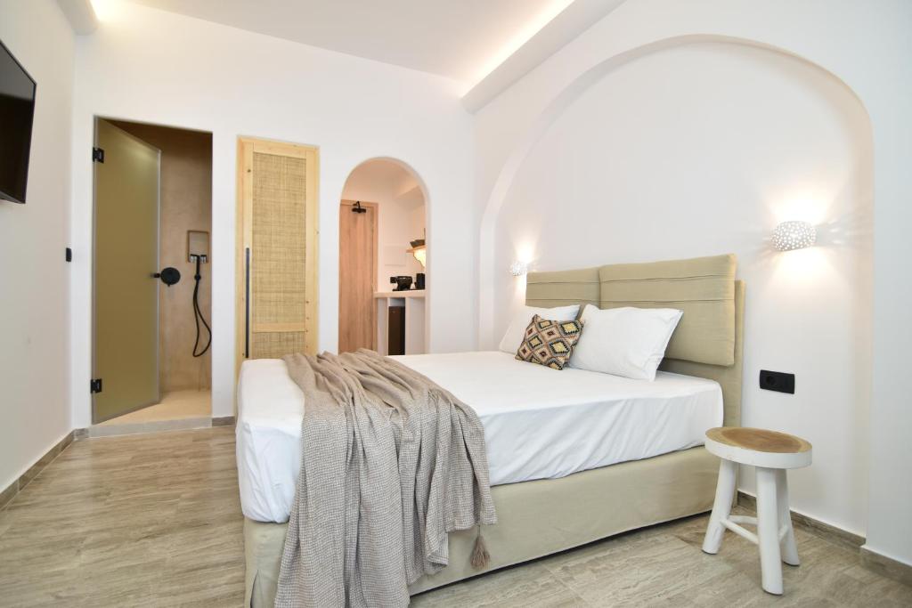 佩里萨艾吉爱斯酒店的卧室配有白色的床和桌子