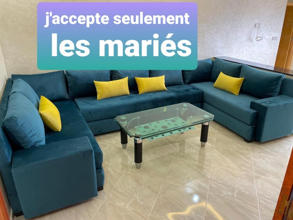 胡塞马Appartement pour famille avec enfant的蓝色沙发、黄色枕头和咖啡桌