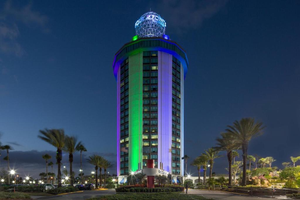 奥兰多奥兰多国际大道福朋喜来登酒店的绿色和蓝色的高层建筑