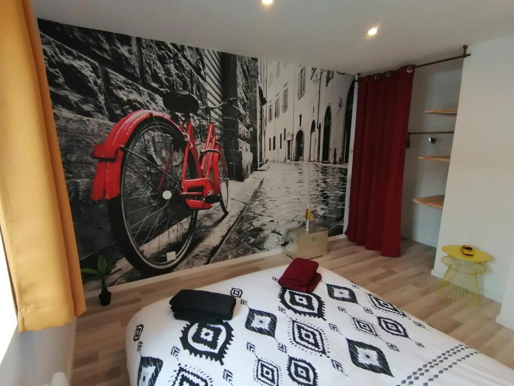 TonneinsLe Vélo Vintage, Beau 2 pièces centre ville的卧室配有壁画,