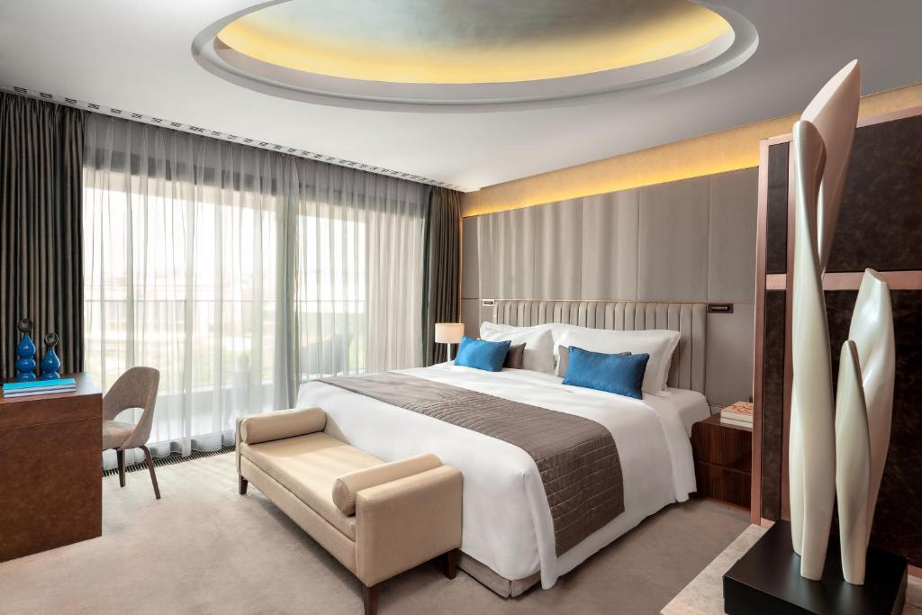 伊斯坦布尔伊斯坦布尔瑞吉酒店的配有一张床和一把椅子的酒店客房