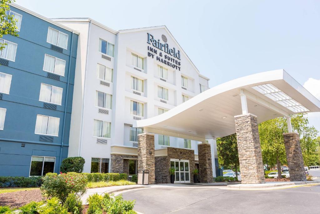 莫里斯维尔Fairfield Inn & Suites Raleigh Durham Airport Research Triangle Park的酒店前方的 ⁇ 染