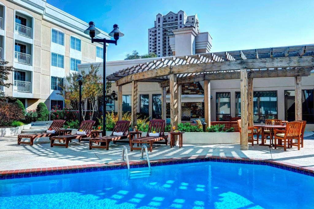 亚特兰大亚特兰大北市区喜来登酒店的酒店游泳池设有椅子和凉亭