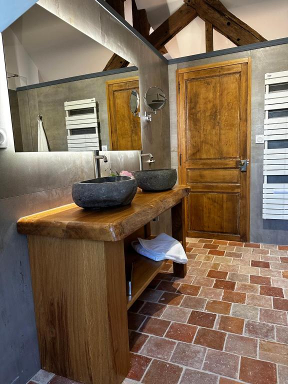 阿朗松Les Deux Marguerite的浴室设有木台上的两个盥洗盆
