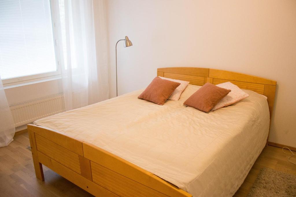 拉赫蒂Lahti Center House的一间卧室配有一张带两个枕头的床