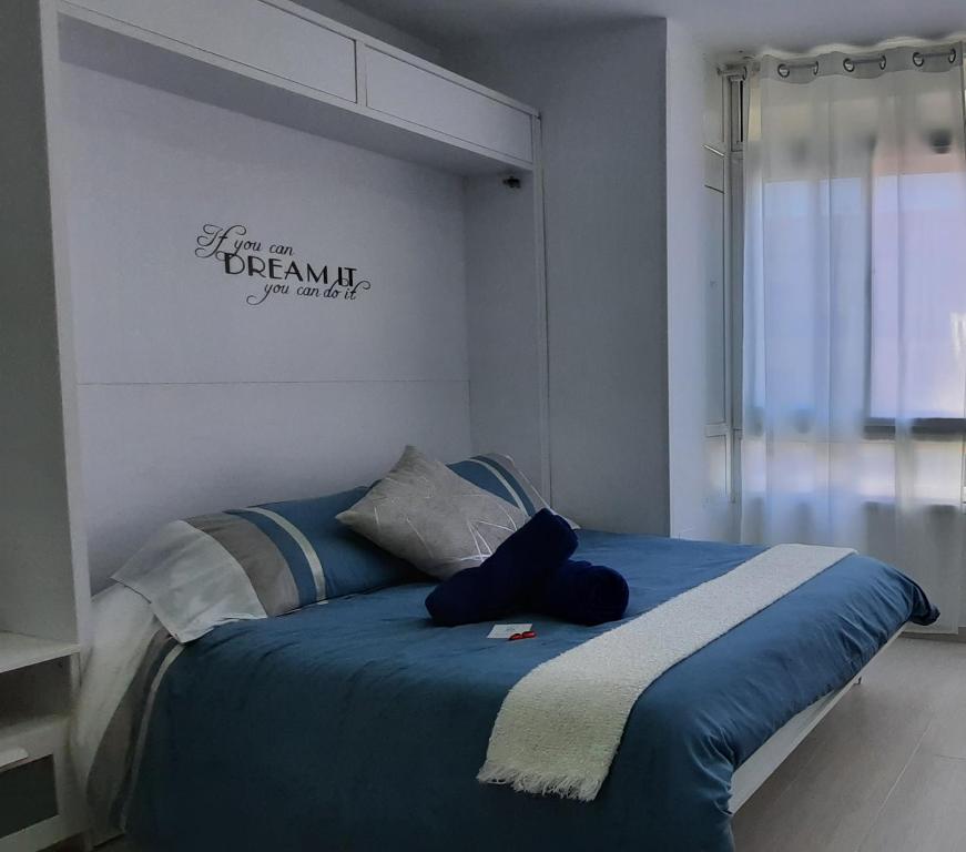 多列毛利诺斯Estudio Torremolinos Centro by AVA Apartments Wifi y Smart TV的一间卧室配有一张带蓝色毯子的床