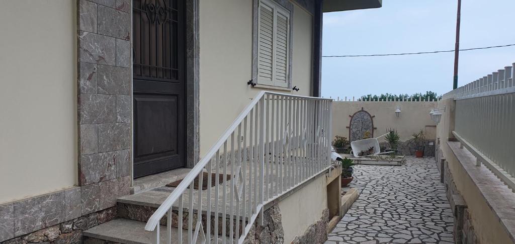 贾迪尼-纳克索斯Agape casa vacanze的门廊,门廊,楼梯