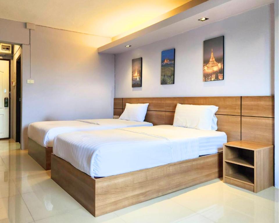 南邦AIRBEST Gemtree Lampang Hotel的一间卧室配有一张带白色床单的大床