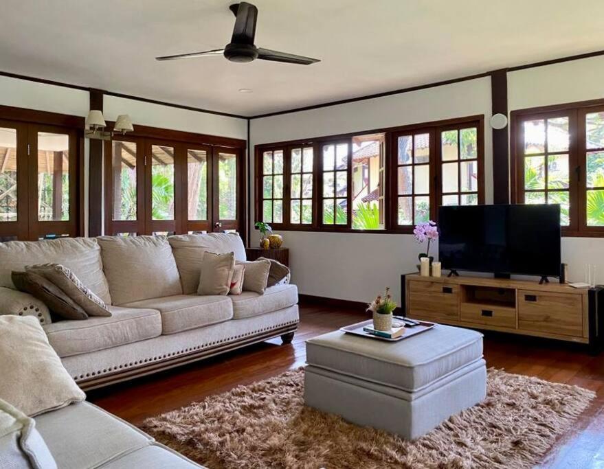 TelukmataikanPrivate Tropical 3 Bedroom Villa - Nongsa Village Batam的带沙发和平面电视的客厅
