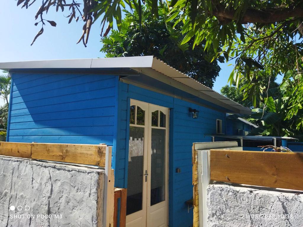 厄唐萨雷Bungalow bleu的白色门的蓝色小房子