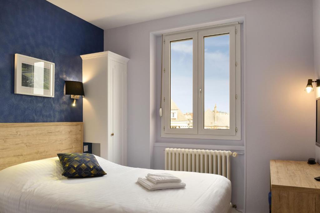 图尔卢瓦尔城堡之家酒店的卧室配有白色的床和窗户。