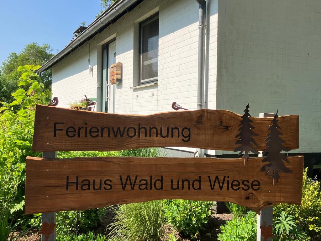 EhndorfHaus Wald und Wiese Wohnung Wald的房屋前的木标志
