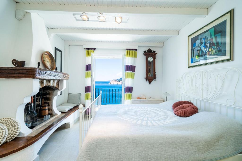 杜布罗夫尼克Beach House Sveti Jakov 2的卧室配有白色床,享有海景