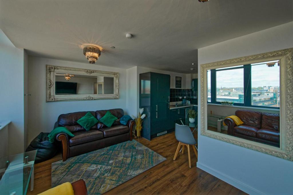 利物浦Bright & Comfortable 2-Bedroom Central Flat with Parking的带沙发和玻璃桌的客厅